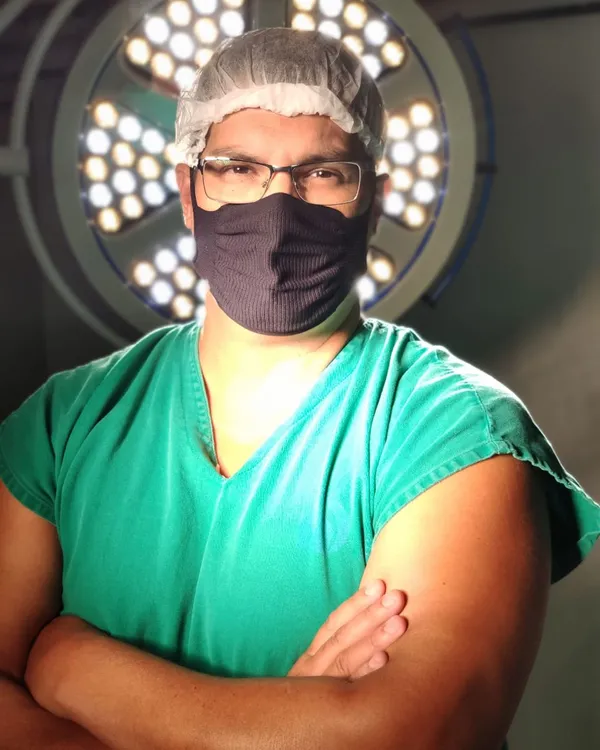 Dr. Jamil Queiroz no centro cirúrgico em procedimento de Artroscopia do Joelho